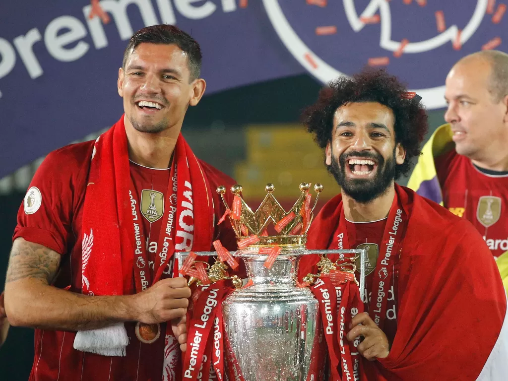 Mohamed Salah dan Dejran Loven. (REUTERS/Phil Noble)