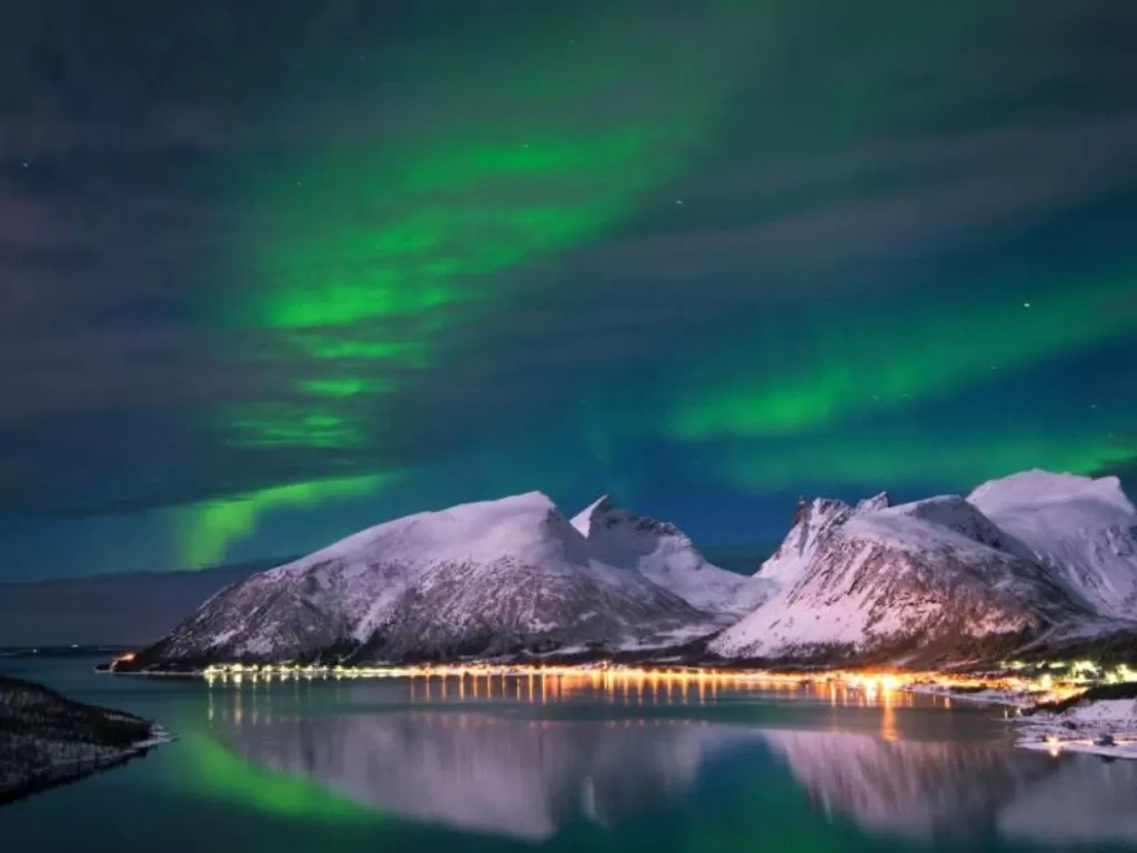 Pulau Senja dengan aurora di Norwegia. (visitnorway.com)