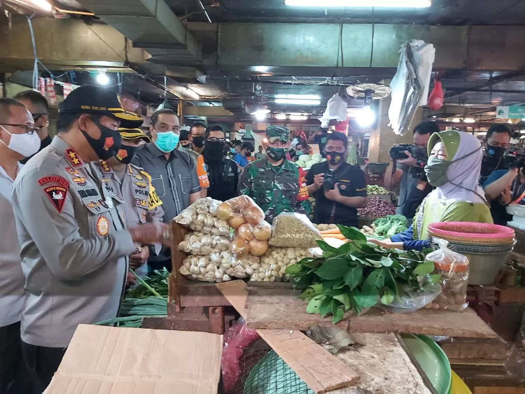Kapolda Metro Jaya Irjen Pol Nana Sudjana beserta rombongan melakukan sidak pengecekan protokol kesehatan di Pasar Atom Jakpus, Rabu (29/7/2020). (Humas Polda Metro Jaya)