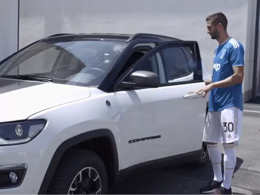 Tampilan pemain Juventus saat menjajal mobil Jeep. (SS/Facebook/Jeep Europe)