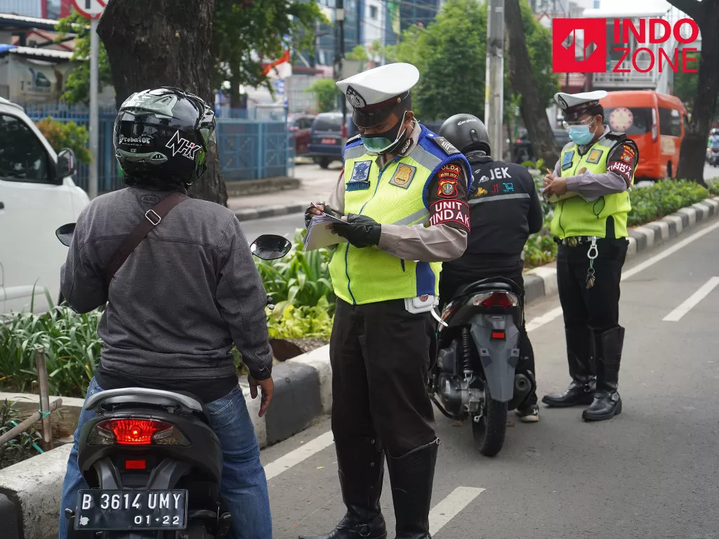 Petugas kepolisian Polda Metro Jaya menggelar Operasi Patuh Jaya 2020 di Jalan Letjend Suprapto, Jakarta Pusat, Kamis (23/7/2020). (INDOZONE/Arya Manggala)