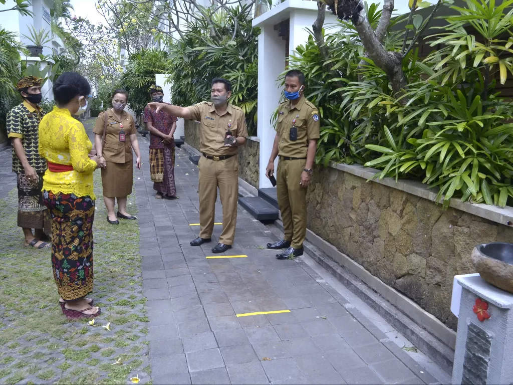 Petugas melakukan proses verifikasi lapangan di Villa Kayu Raja, Seminyak, Badung, Bali, Selasa (28/7/2020). (Photo/ANTARA FOTO/Fikri Yusuf)