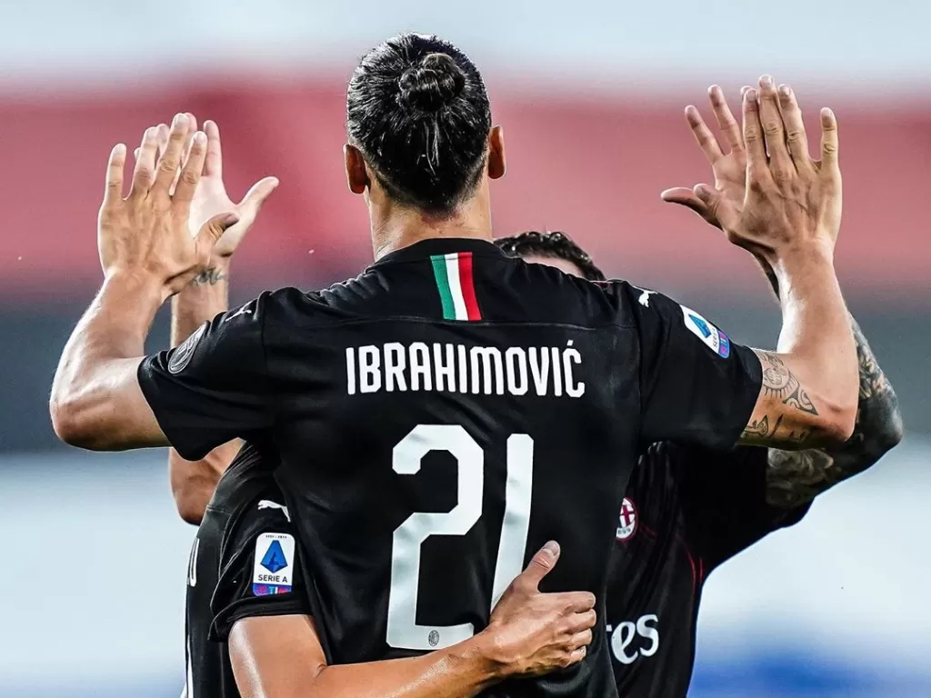 (Ibrahimovic melakukan selebrasi gol bersama rekan-rekannya. (Instagram/acmilan)
