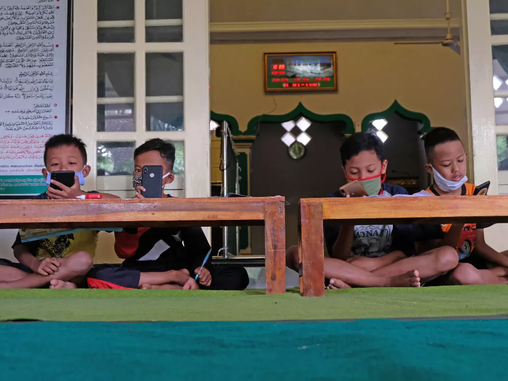 Sejumlah siswa belajar secara daring di serambi masjid At Taqwa Dusun XIV, Borobudur, Magelang, Jawa Tengah, Rabu (29/7/2020). (ANTARA/Anis Efizudin)