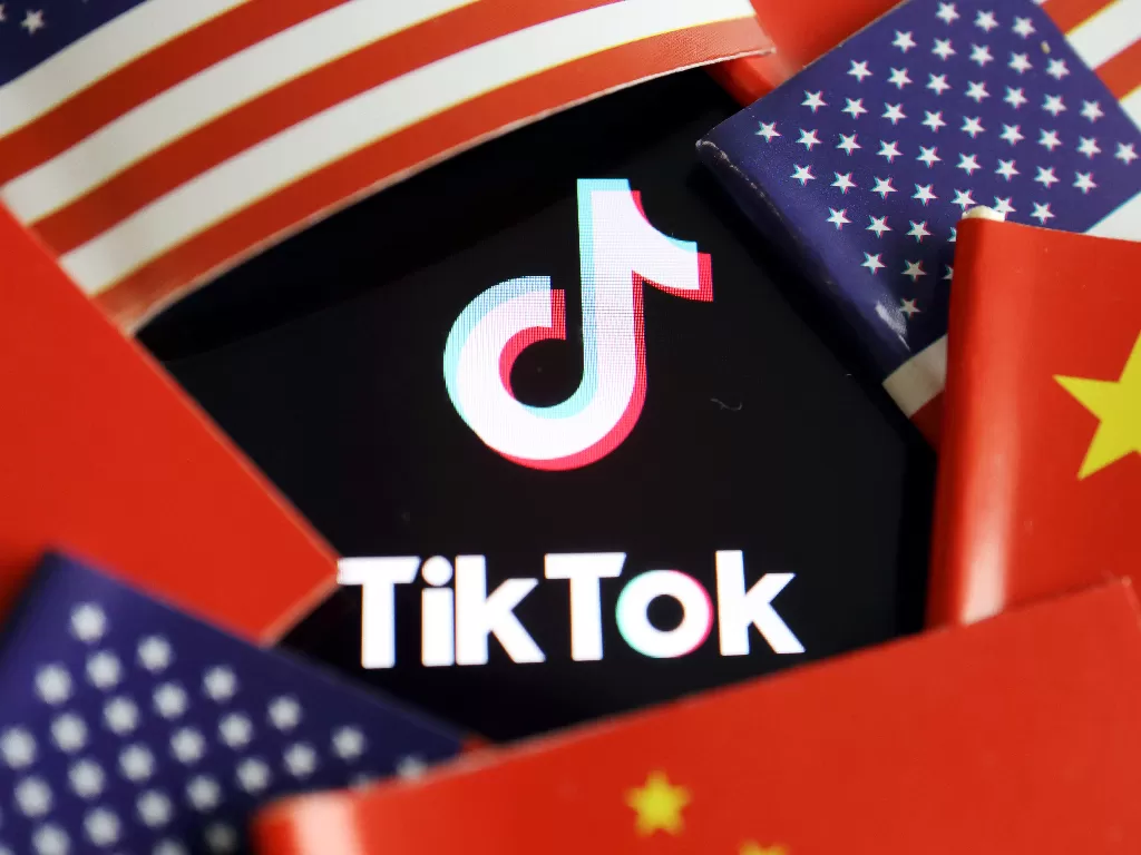 Ilustrasi logo TikTok dengan bendera AS dan Tiongkok (photo/REUTERS/Florence Lo)