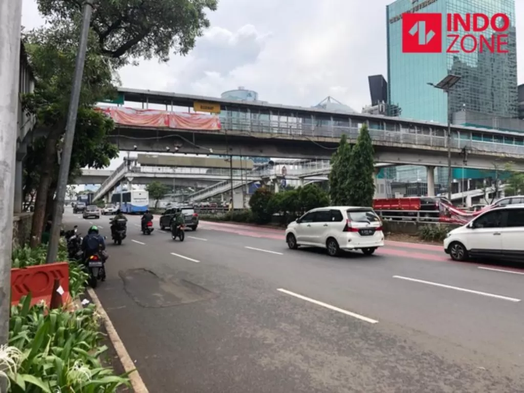 Suasana lalu lintas di DKI Jakarta saat Pembatasan Sosial Berskala Besar (PSBB).(INDOZONE/Samsudhuha Wildansyah)