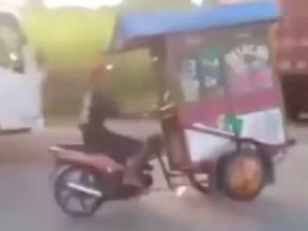 Tampilan pria yang melakukan oleng dengan gerobak jualan. (SS/Facebook/Meme Otomotif Indonesia)