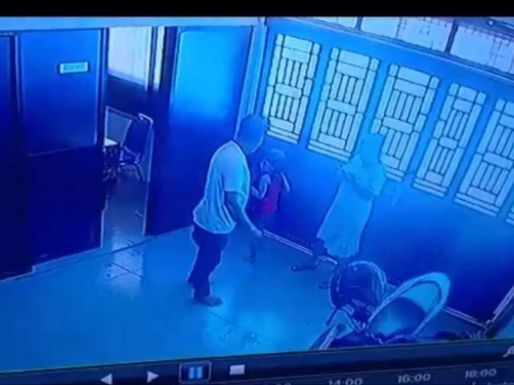 Rekaman CCTV penganiayaan FA terhadap istrinya Ummi Atiah Lubis (29) yang viral di media sosial. (Photo/ANTARA/HO)