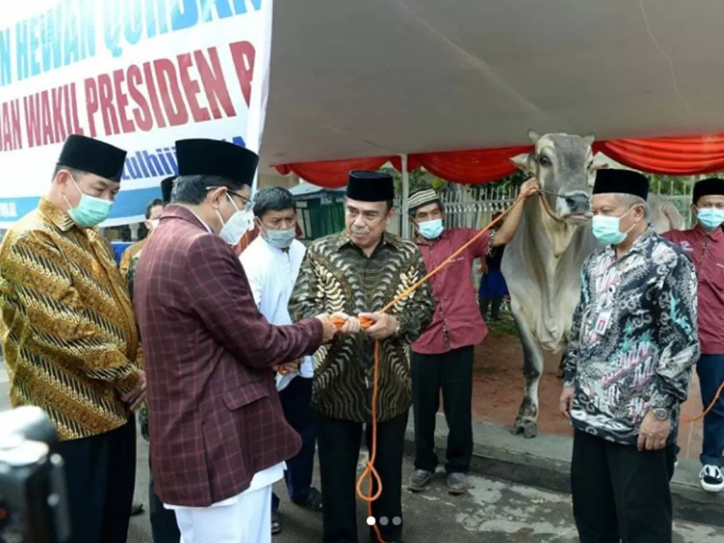 Menteri Agama Fachrul Razi (tengah) yang mewakili Presiden Jokowi dan Wakil Presiden Ma’ruf Amin menyerahkan hewan kurban berupa sapi kepada panitia di Masjid Istiqlal, Jakarta. (Foto: Instagram @SekretariatPresiden)