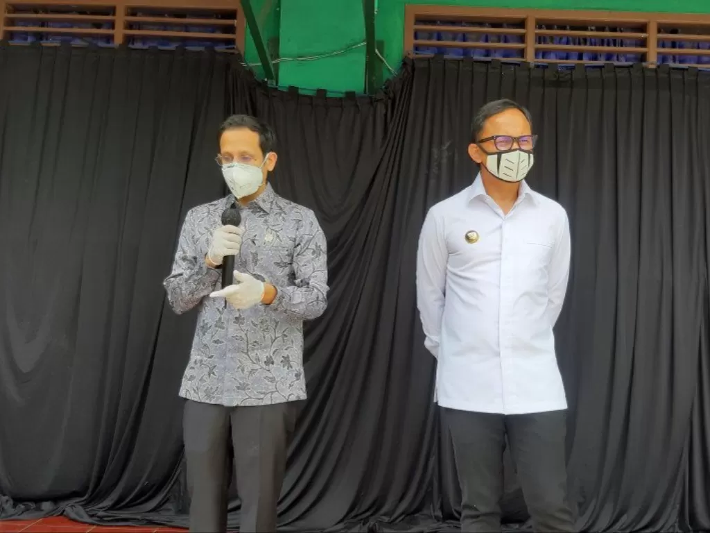 Menteri Nadiem dalam kunjungan ke beberapa sekolah di Bogor, Jawa Barat, Kamis (30/7/2020). (Photo/ANTARA/Katriana)