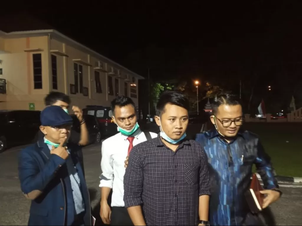 Anggota DPRD Labusel Imam Firmadi bersama penasehat hukum meninggalkan Polres Labuhanbatu usai penyidikan. (ANTARA/Kurnia Hamdani)