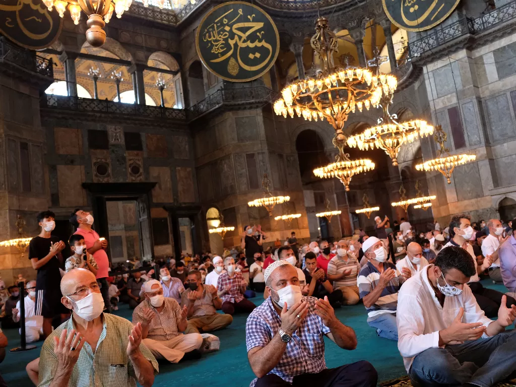 Warga setempat saat menghadiri salat Idul Adha perdana di Hagia Sophia, Turki. (photo/REUTERS/Murad Sezer)
