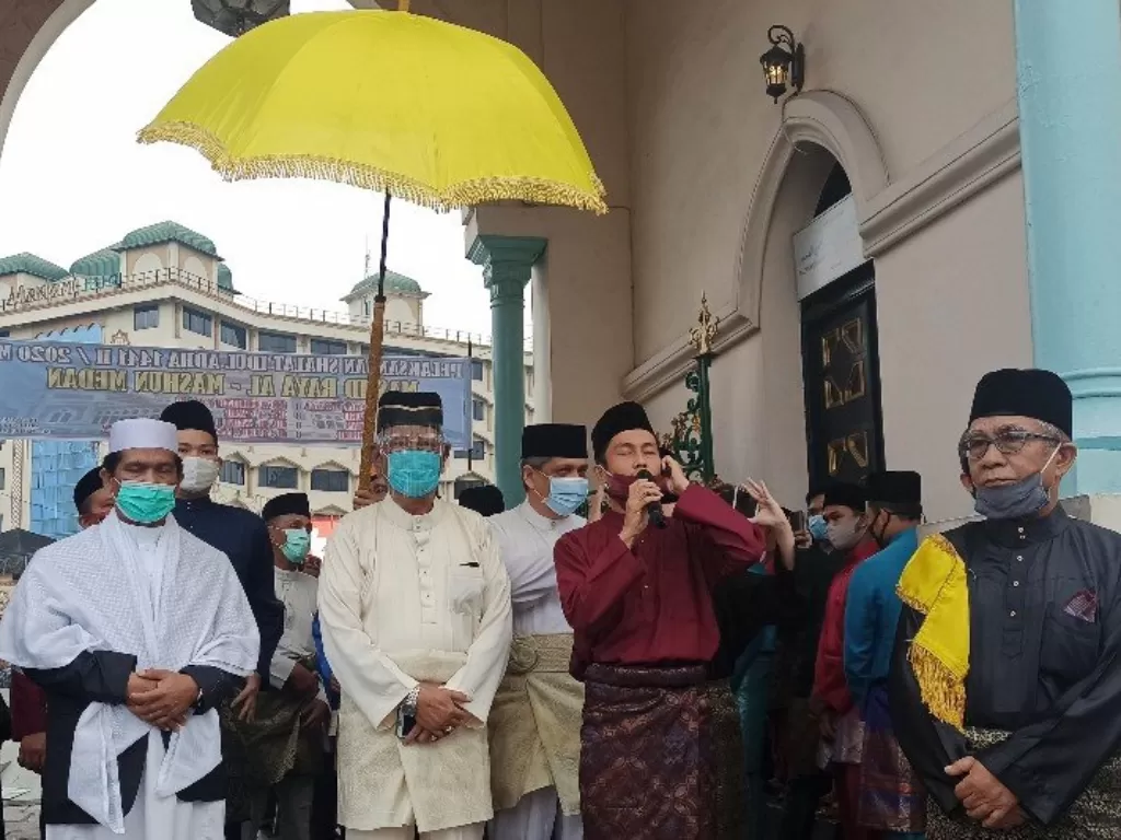 Pemangku Kesultanan Deli Tengku Hamdy Osman Deli Khan, yang bergelar Tengku Raja Muda Deli, beserta rombongan tiba di Masjid Raya Al Mashun (ANTARA/Nur Aprilliana Br Sitorus)