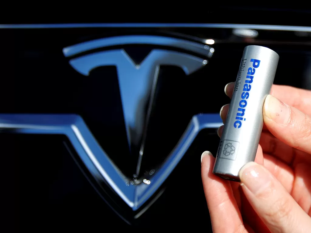 Logo pabrikan Tesla di gril mobil dan Panasonic pada baterai. (REUTERS/Yuya Shino)