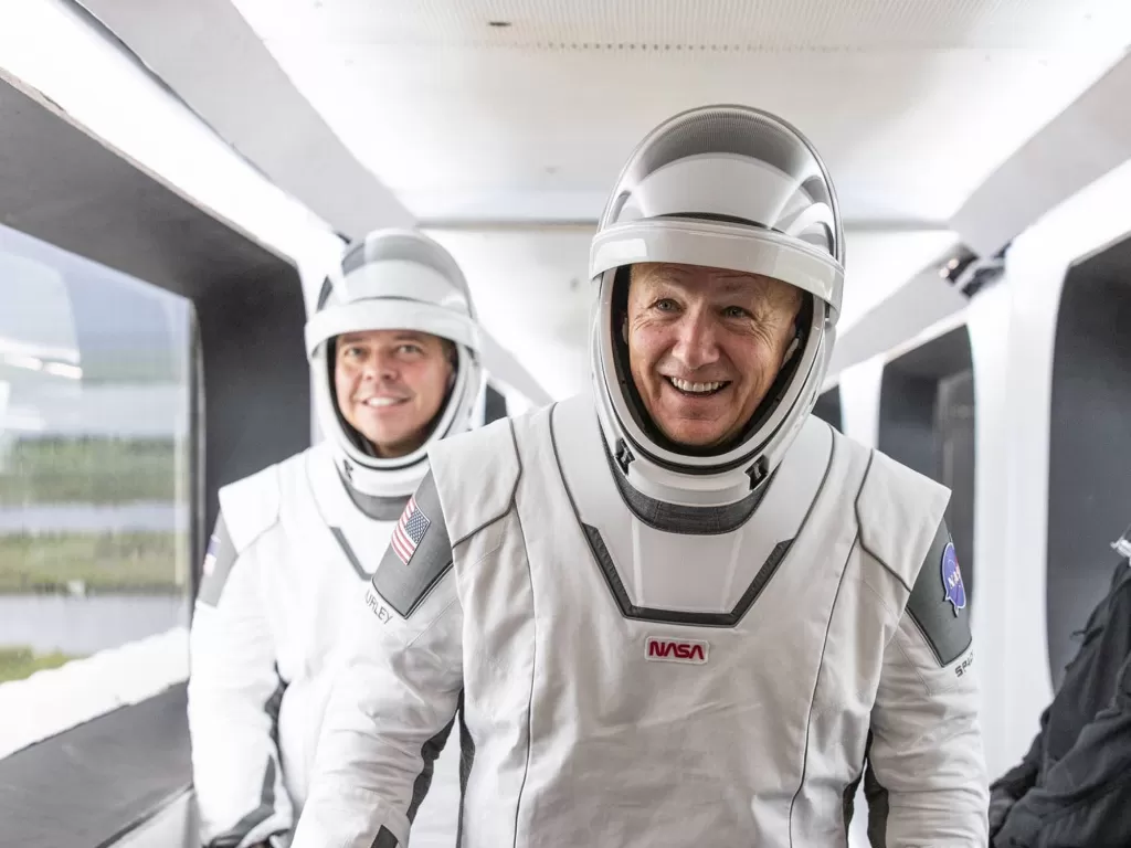 Bob Behnken dan Doug Harley sebelum memasuki kapsul Crew Dragon (photo/Dok. NASA)