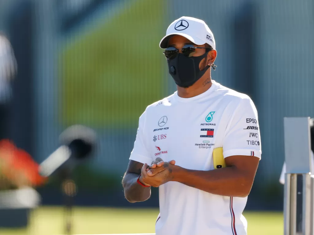 Pembalap Mercedes, Lewis Hamilton. (REUTERS/ANDREW BOYERS)