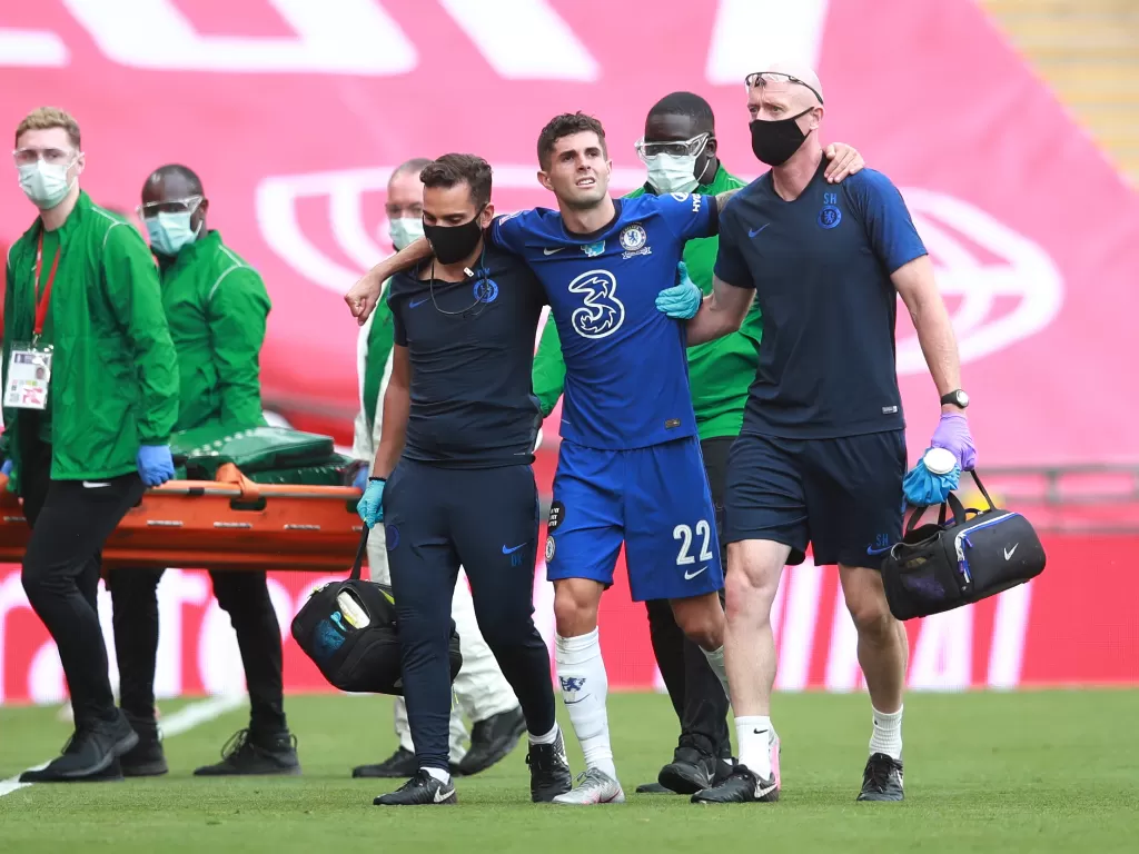 Gelandang serang Chelsea, Christian Pulisic mendapat perawatan tim medis akibat cedera. (REUTERS/Adam Davy)