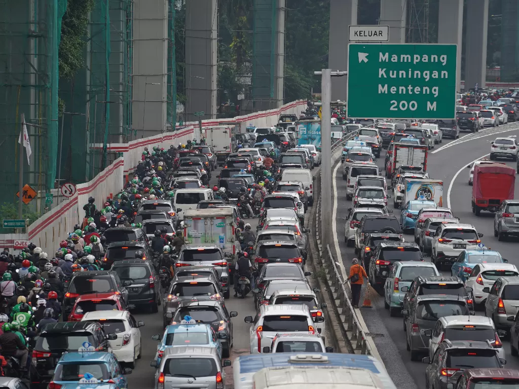 Kendaraan terjebak kemacetan di Jalan Gatot Subroto, Jakarta, Jumat (31/1/2020). (INDOZONE/Arya Manggala)