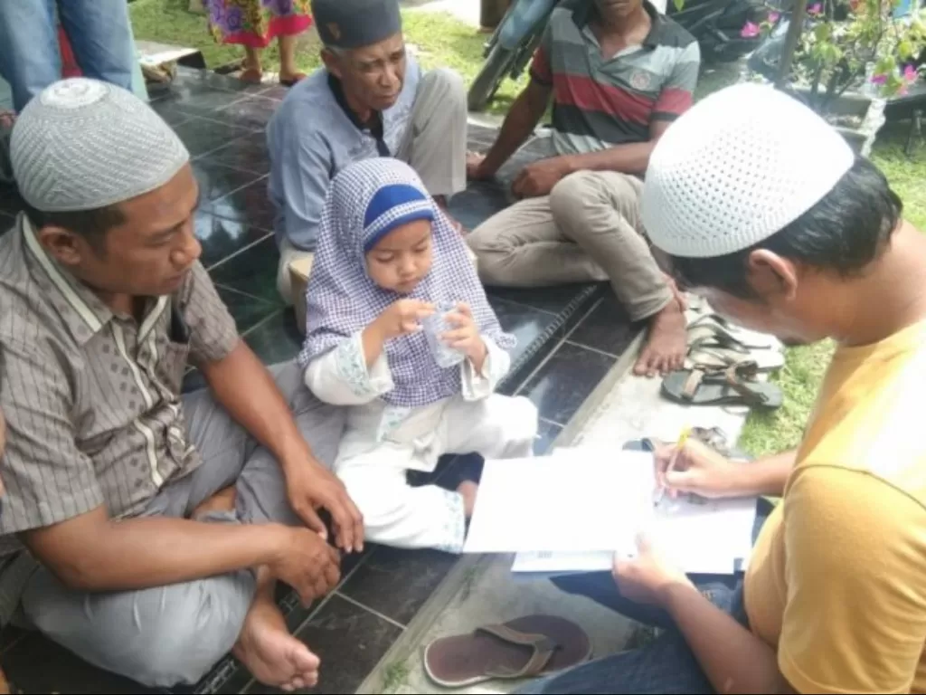 Pihak keluarga menandatangani surat permintaan agar korban tidak diotopsi. (Photo/ANTARA/HO)