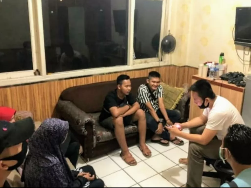 YouTuber Palembang Edo Putra bersama rekannya saat diamankan di Mapolrestabes Palembang. (Photo/Dok. Istimewa)