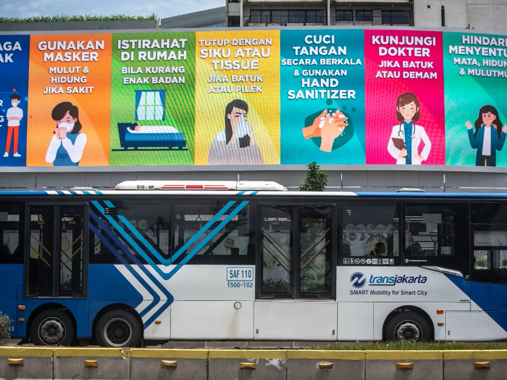 Bus TransJakarta melintas saat pandemi virus Corona.(ANTARA/Aprillio Akbar)