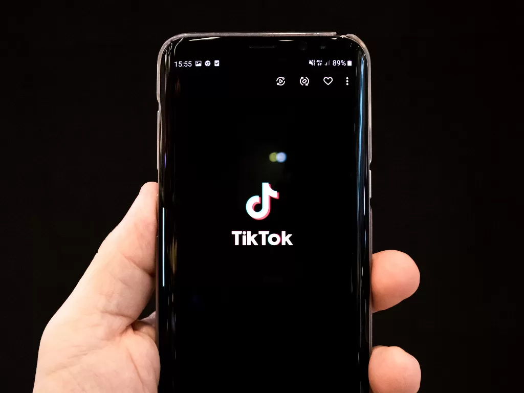 Aplikasi TikTok di smartphone Android (photo/Unsplash/Olivier Bergeron)