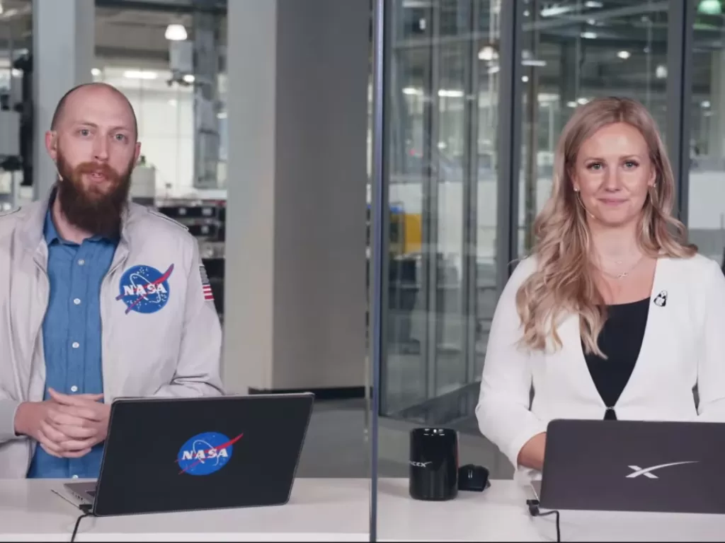 Dan Huot dan Kate Tice saat mengisi sesi live streaming dari SpaceX (photo/YouTube/SpaceX)
