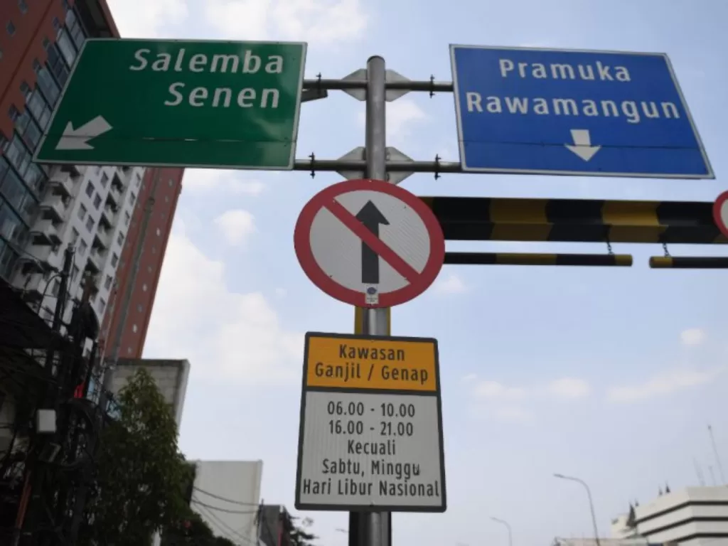 Rambu pembatasan kendaraan ganjil genap di kawasan Matraman, Jakarta Timur. (Antara/Akbar Nugroho)