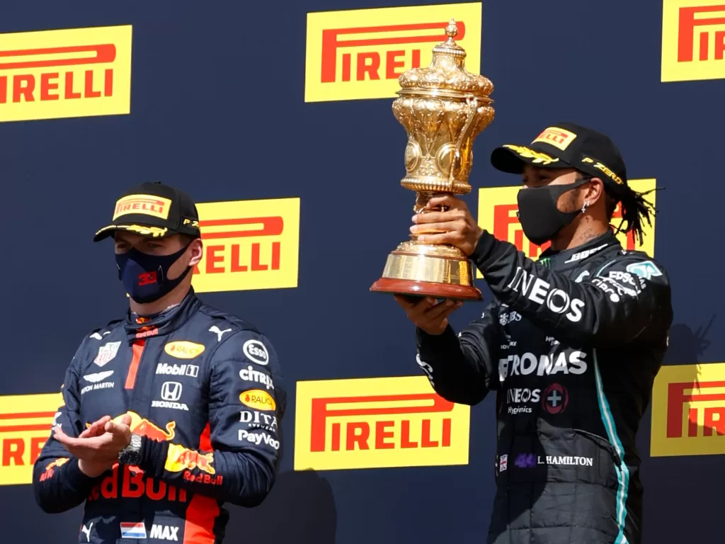 Max Verstappen dan Lewis Hamilton saat penyerahan podium di F1 Inggris 2020. (REUTERS/ANDREW BOYERS)