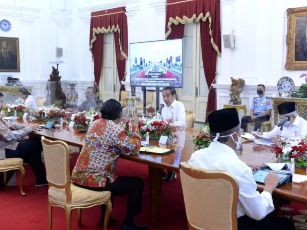Kaca akrilik sebagai pembatas di meja oval tempat Presiden Jokowi bekerja di Istana Merdeka Jakarta. (Foto: Biro Pers Sekretariat Presiden)