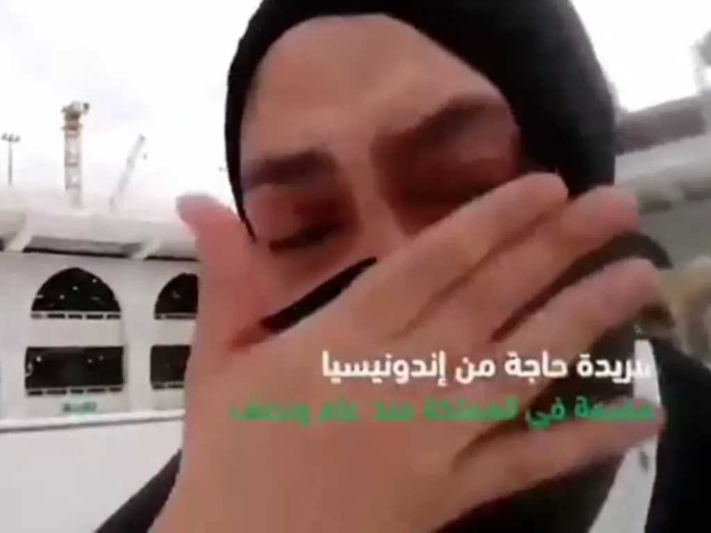 Farida menangis jalankan ibadah Haji di tanah suci, Mekkah. (Istimewa)