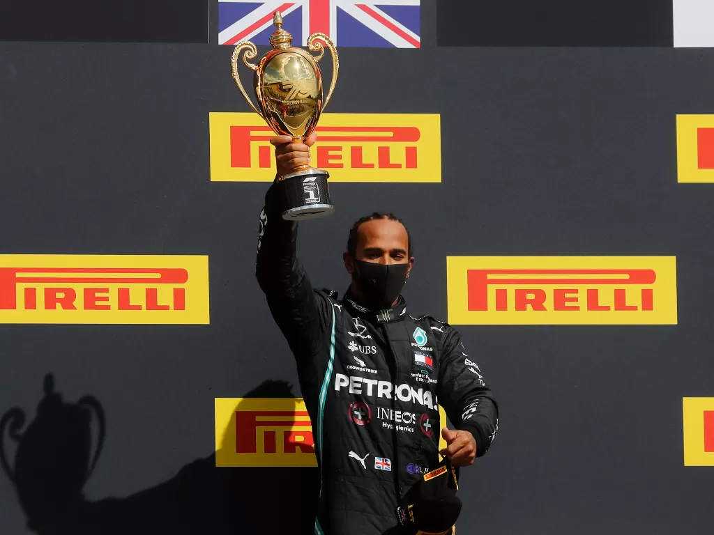 Pembalap Mercedes, Lewis Hamilton. (REUTERS/FRANK AUGSTEIN)