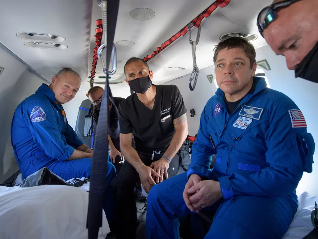 Astronaut Bob Behnken dan Doug Hurley saat dievakuasi dari kapsul Crew Dragon (photo/REUTERS/NASA)