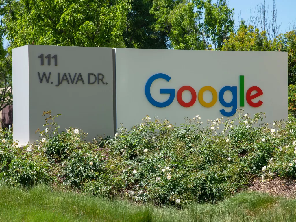 Logo perusahaan Google di salah satu kantornya (photo/Unsplash/Greg Bulla)