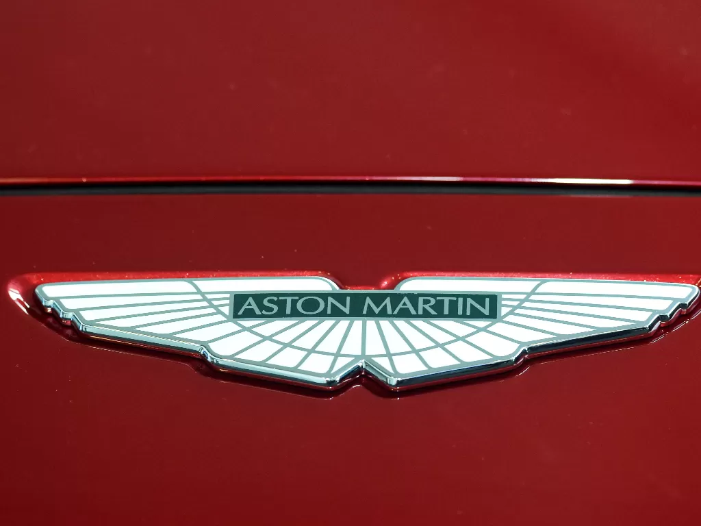 Logo pabrikan Aston Martin. (REUTERS/Rebecca Naden)