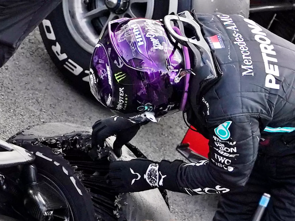 Tampilan mobil balap Lewis Hamilton, W11 yang mengalami pecah ban. (REUTERS/WILL OLIVER)