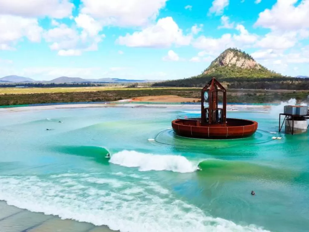 Kolam renang dengan ombak laut besar di Australia. (Surf Lakes)