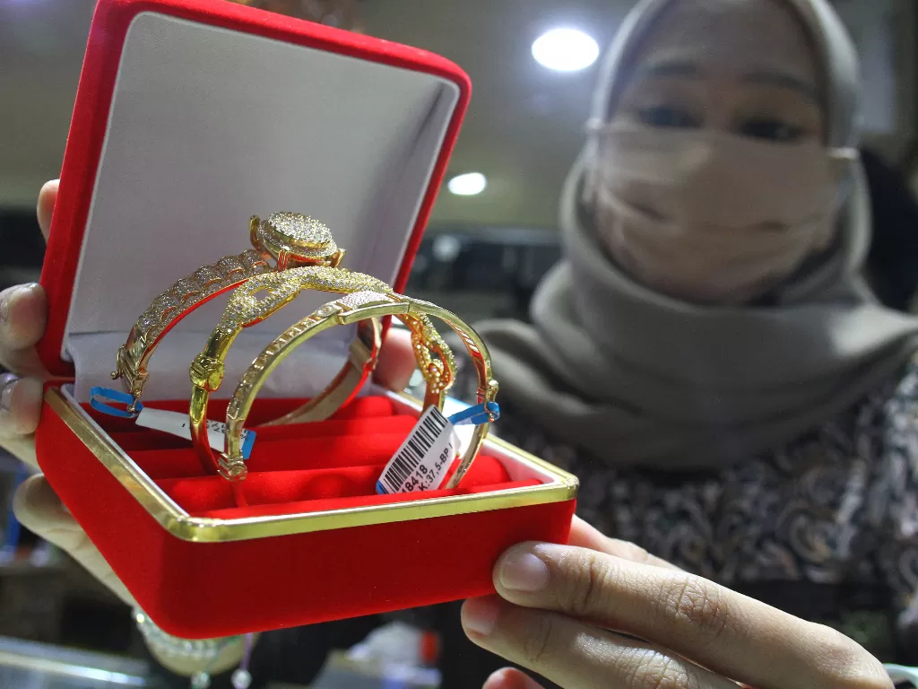 Ilustrasi - Pramuniaga menata perhiasan emas di sebuah gerai emas. (Photo/Ilustrasi/ANTARA FOTO/Ari Bowo Sucipto)