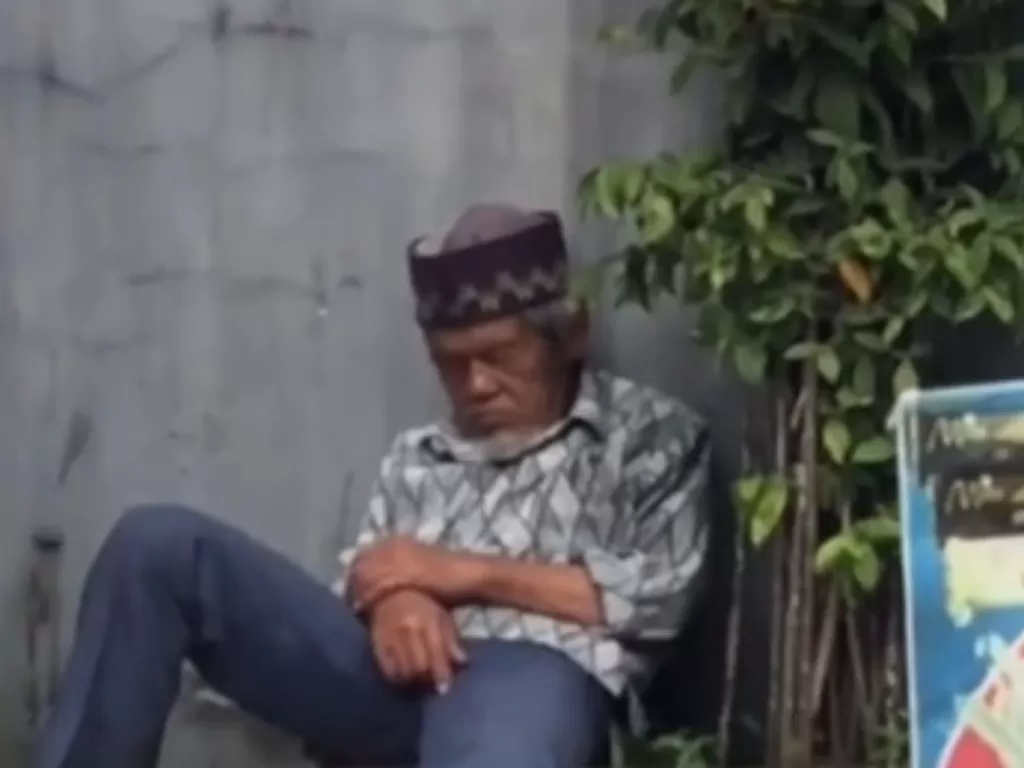 Kakek penjual es krim ketiduran di trotoar viral (Tiktok)