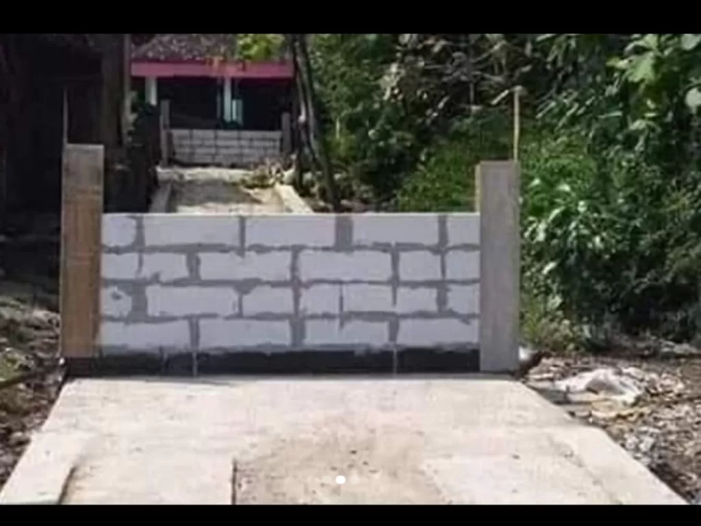 Warga blokir jalan dengan membangun tembok (Instagram/@ndorobeii)