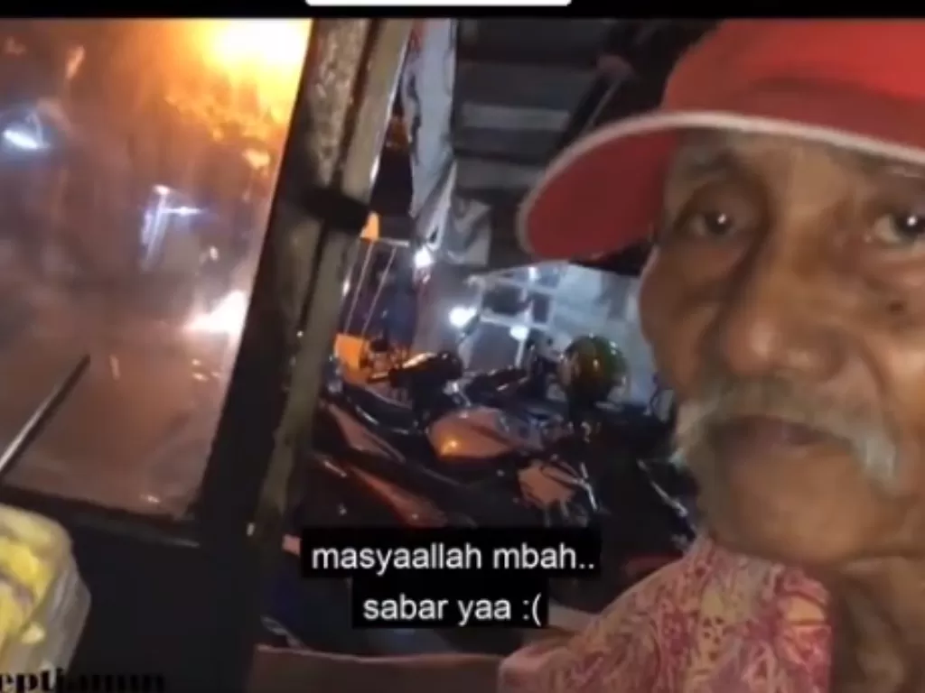 Seorang kakek 85 tahun jual roti bakar di Surabaya (Tiktok)