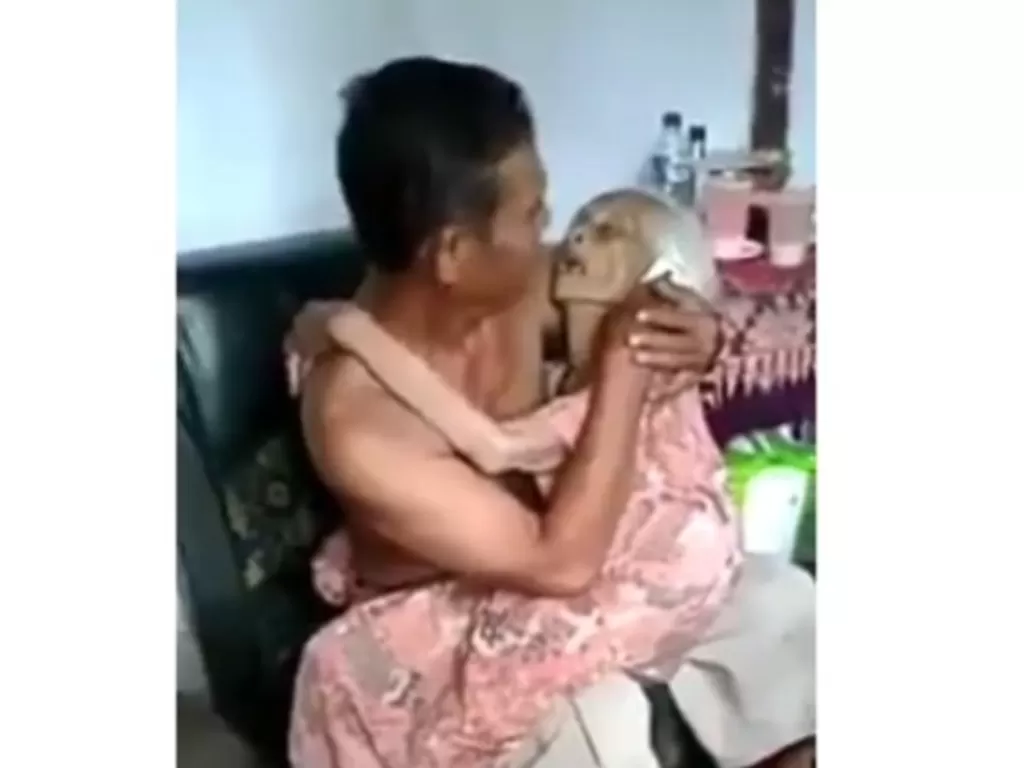 Seorang nenek minta digendong anaknya (Instagram/@ndorobeii)