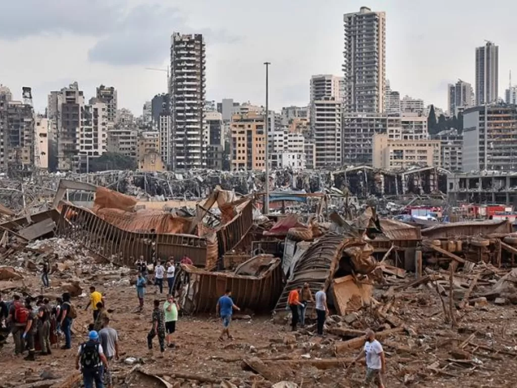 Pasca ledakan besar yang terjadi di Beirut. (REUTERS)