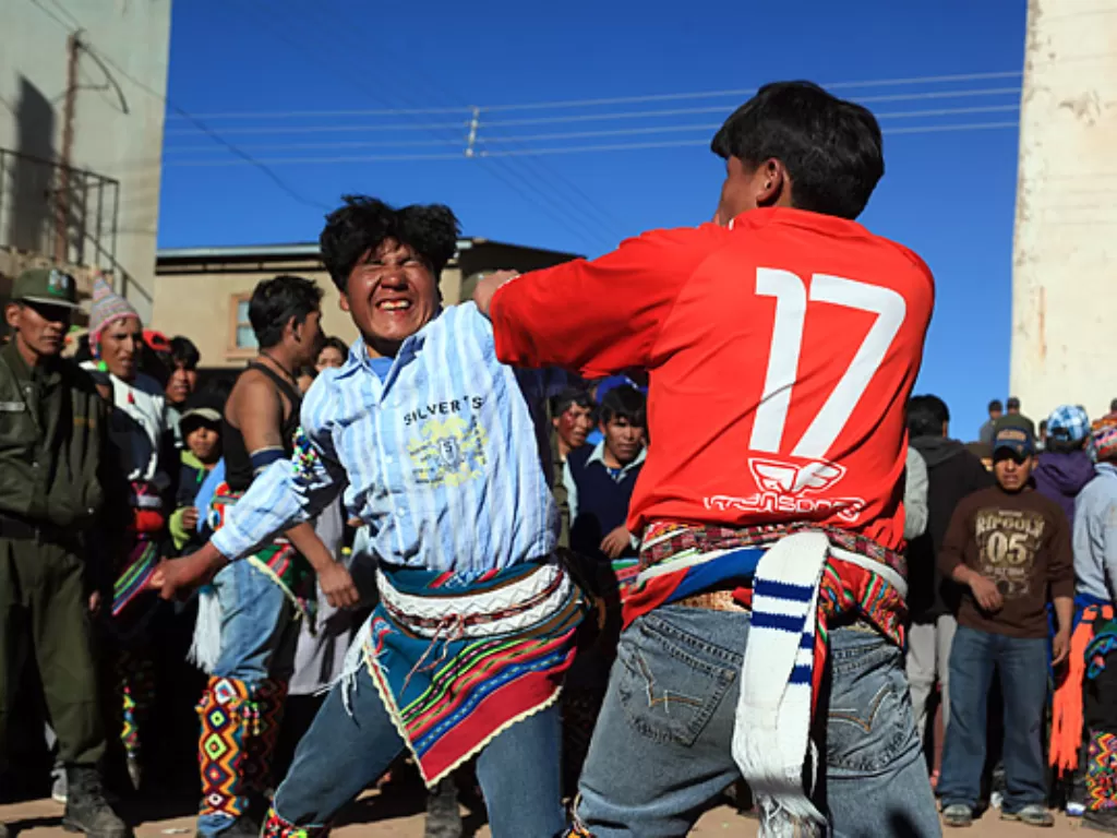 Tradisi pertarungan Tinku di Bolivia. (content.time.com/Lisa Wiltse)
