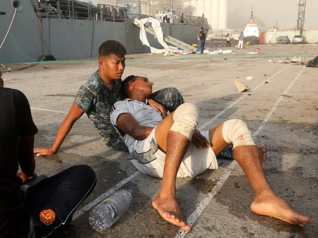 Korban terluka pascaledakan di Lebanon. (REUTERS/Mohamed Azakir)