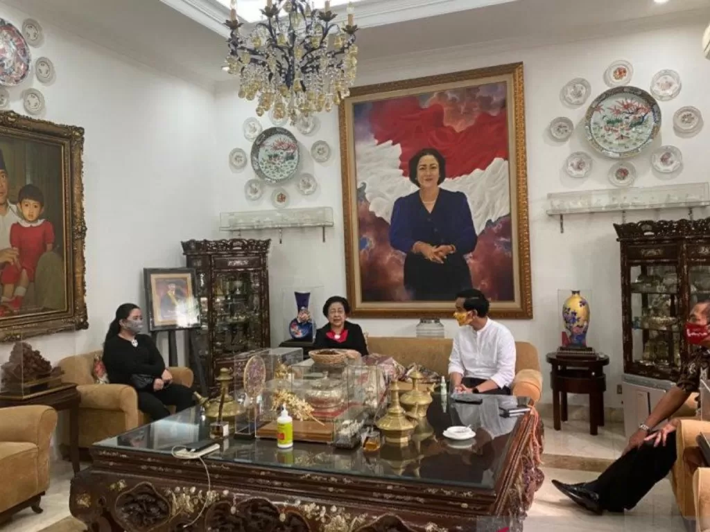Ketua Umum PDI Perjuangan Megawati Soekarnoputri saat berbincang dengan Bakal Calon Wali Kota Surakarta Gibran Rakabuming di kediamannya, Jalan Teuku Umar, Jakarta, Rabu (5/8/2020). (Foto: ANTARA/HO-DPP PDIP)