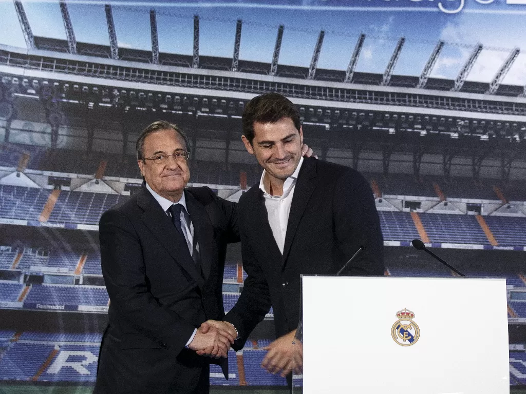 Iker Casillas dan Florentino Perez. (REUTERS/Andrea Comas)