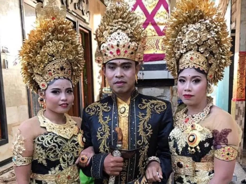 I Made Sukartayasa menikah dengan dua wanita pujaan hatinya. (Istimewa)