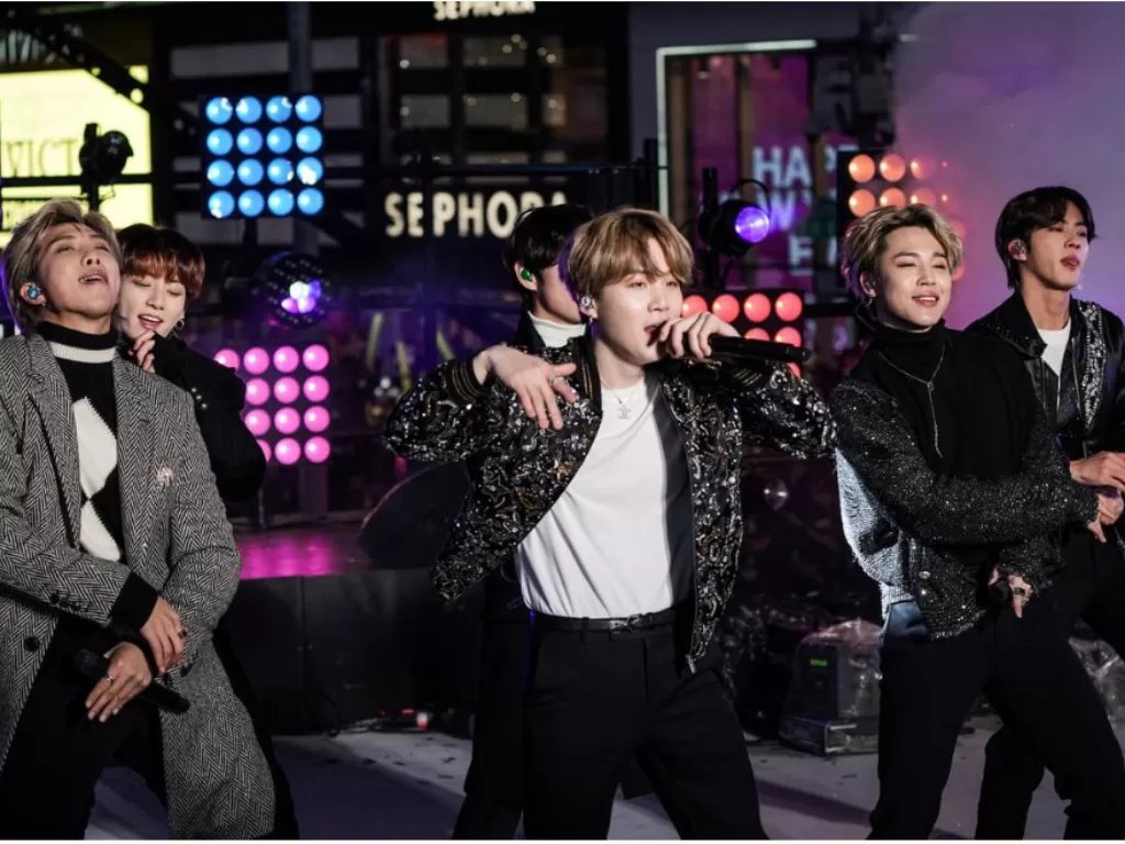 BTS saat tampil dalam acara pergantian tahun di  Times Square, New York, Amerika Serikat, akhit tahun lalu. (REUTERS/Jeenah Moon)