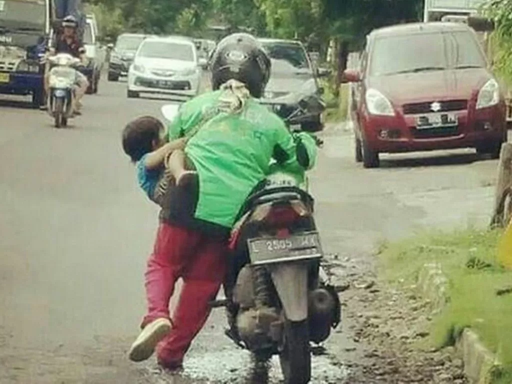 Ilustrasi ibu-ibu mendorong sepeda motor yang bannya bocor. (Ist)